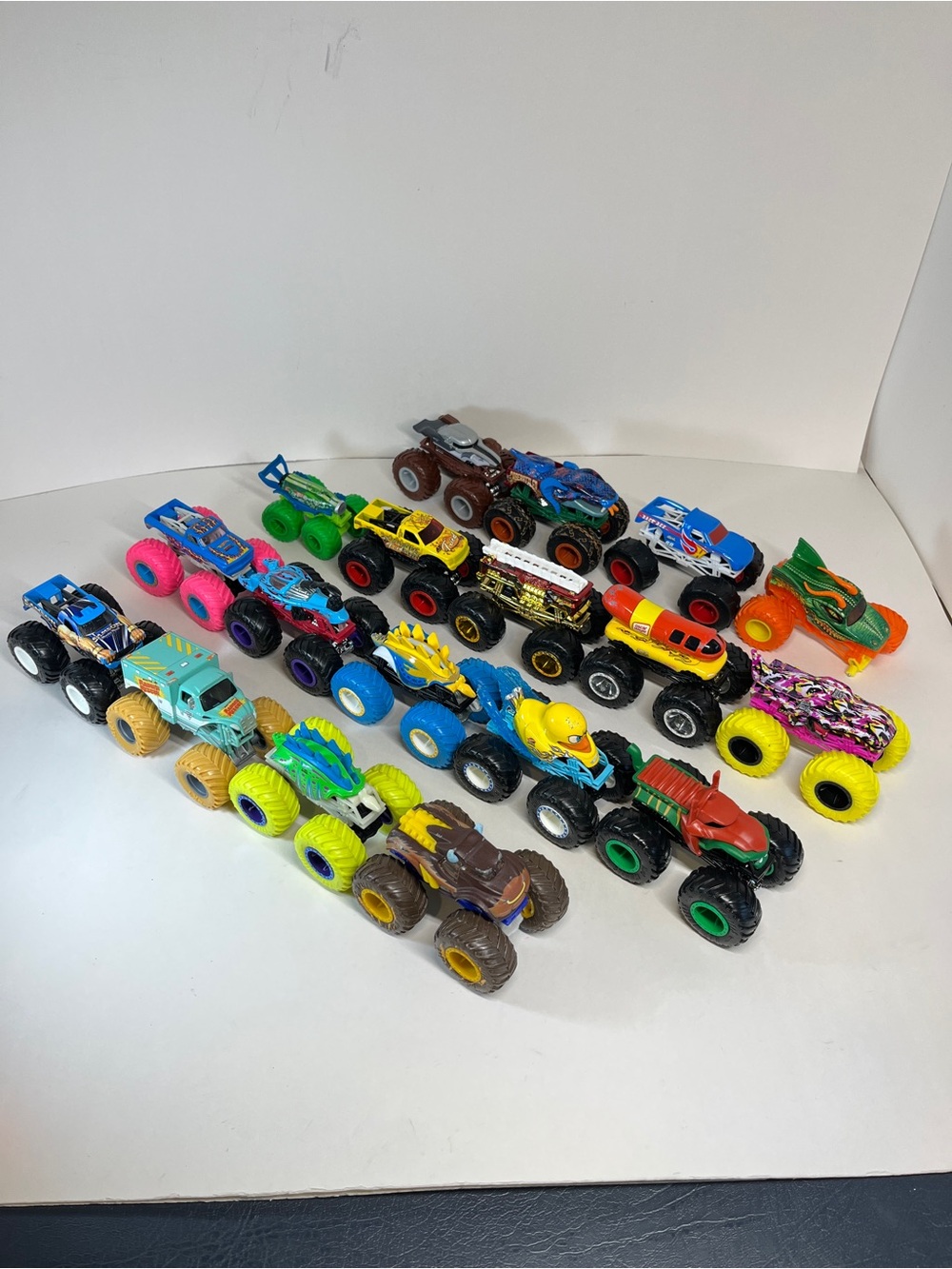 READ 18 Monster Jam Trucks Lot 1:64 Loose Masters Of The Universe Battle Cat
